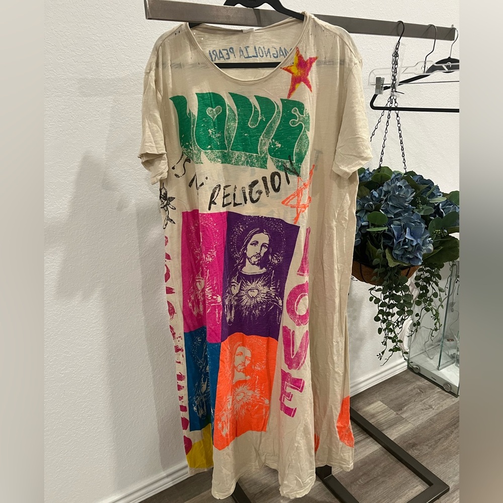 Magnolia Pearl Colorful Graphic T-Shirt Dress (item 23.2)